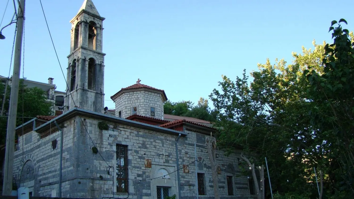 Πέτρινη εκκλησία με καμπαναριό στα Λαγκάδια