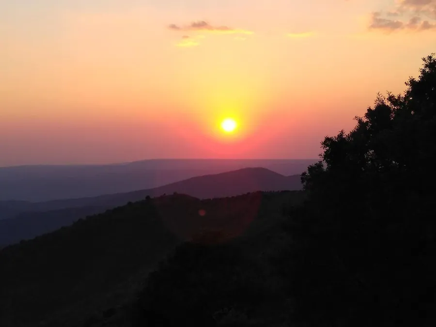 Ηλιοβασίλεμα πάνω από τα βουνά, από την αυλή